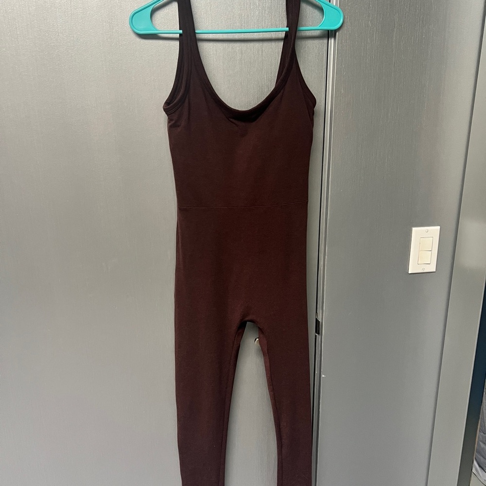 Vuori Maroon Fabric Detail - Like New